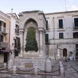Scarpiniamo ancora in via Cialdini, ma nel senso opposto. Dopo circa 150 metri sulla sinistra si apre piazza della Sfida, il luogo della cantina dove ebbe origine la famosa Disfida di Barletta